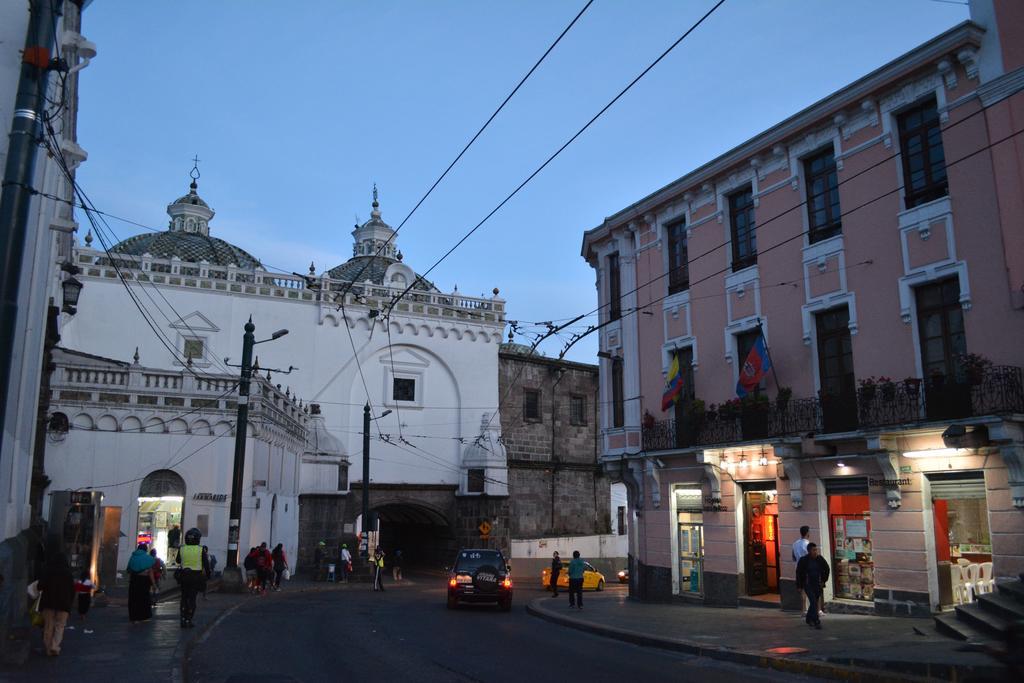Hostal Juana De Arco Quito Bagian luar foto